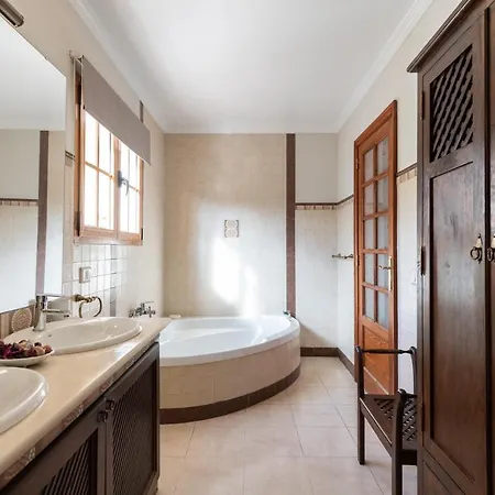 5br - Pool Parking & Tennis Court Villa